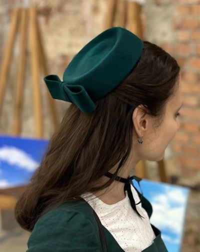 KLOBOUČEK JACKIE SMARAGDOVĚ ZELENÝ