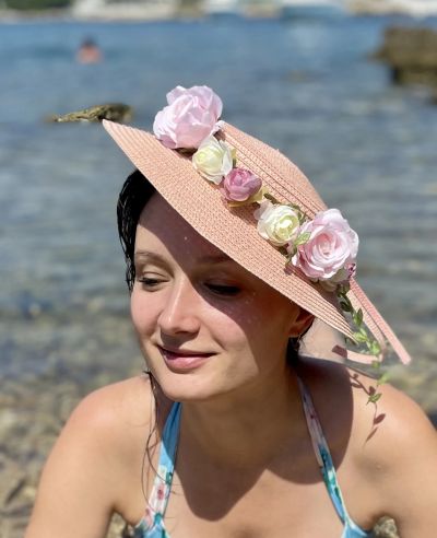 NÍZKÝ SLAMĚNÝ KLOBOUK S KREMPOU A MĚNITELNÝMI MAŠLEMI